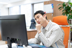 ホームページを放置するとどうなる?中小企業が知らないと怖い5つのリスクとリニューアル判断基準