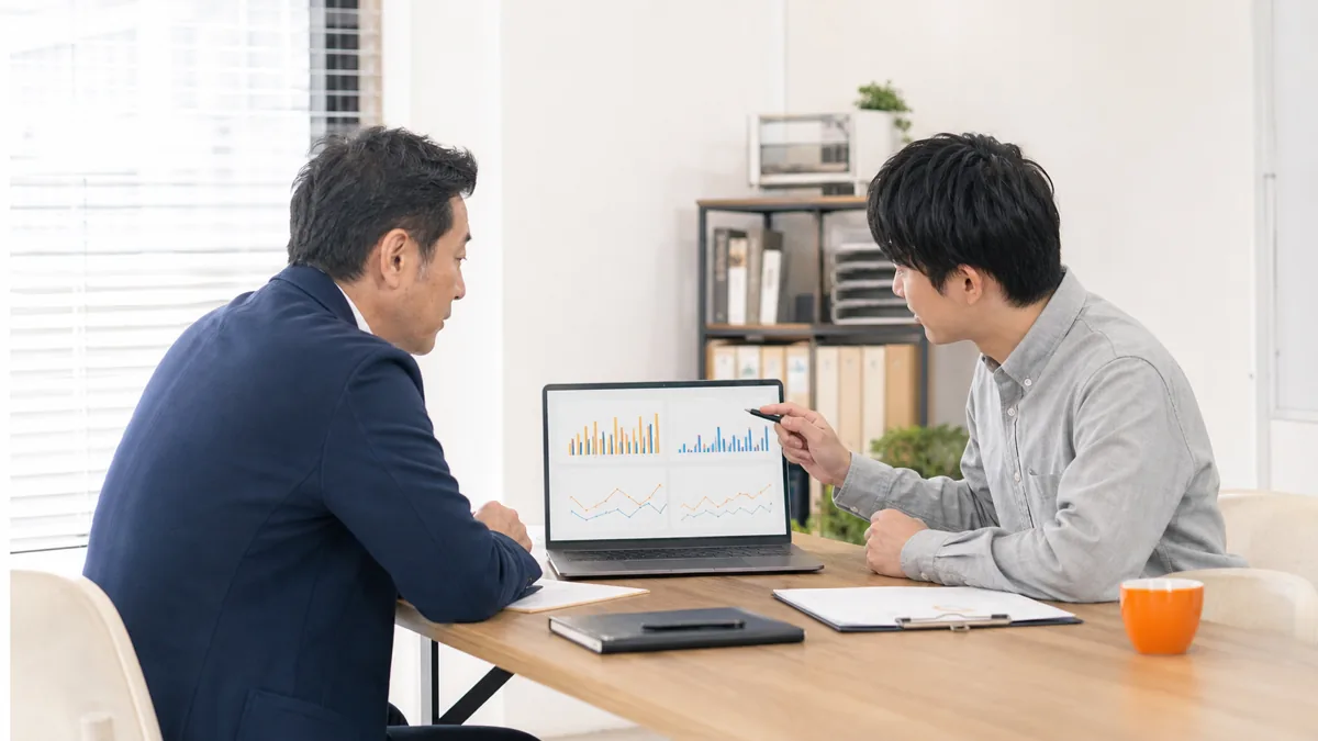AI検索時代SEO変化について打ち合わせをする経営者とスタッフ