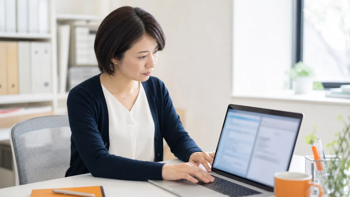 ノートパソコンで自社と競合のGoogleビジネスプロフィールを比較する担当者